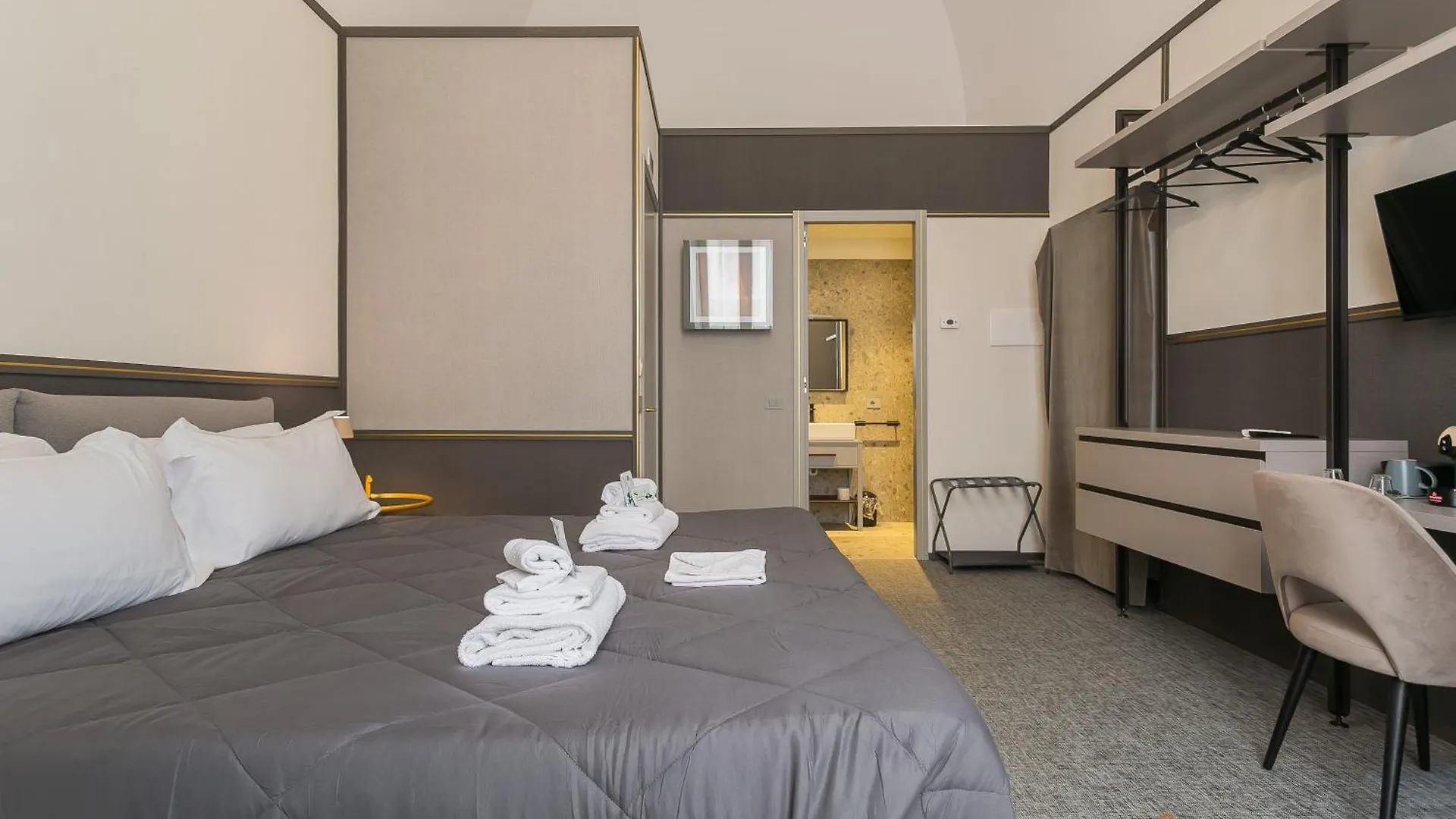 Palazzo Piccinni 97 By Apulia Accommodation Bari Guest house